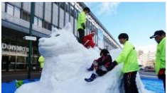 岡山駅前に犬の雪像 滑り台に歓声